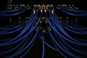 Câbles de réseau illustrant l’infrastructure Internet et la connectivité