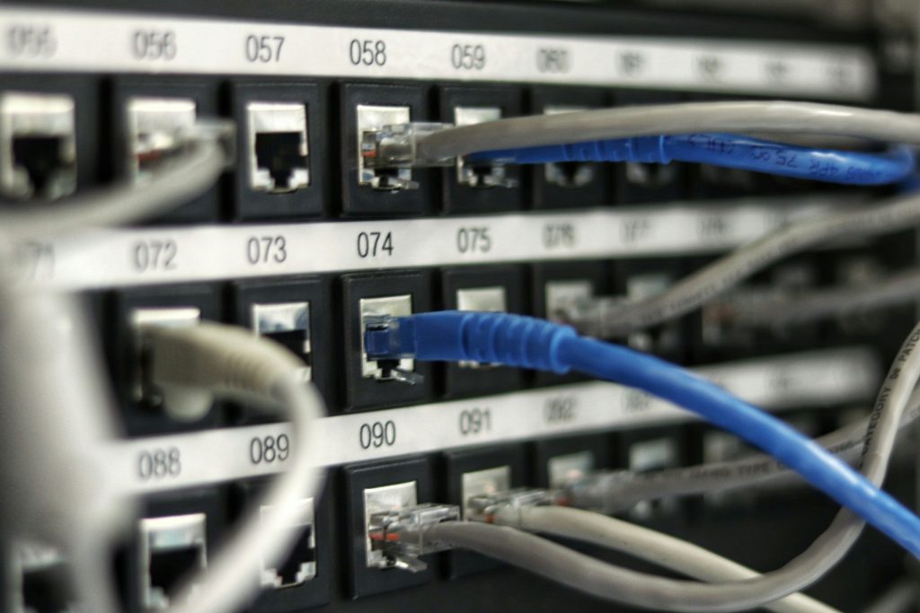 Baies de réseau et câbles illustrant les infrastructures numériques et la connectivité